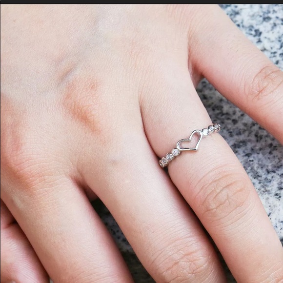 Justine’s Chic Boutique Jewelry - .925 Sterling Silver Heart Ring & White Sapphires size 7